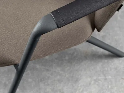 Fjell armlen mørkgrå sahara og black ink hud fra Fora Form LR