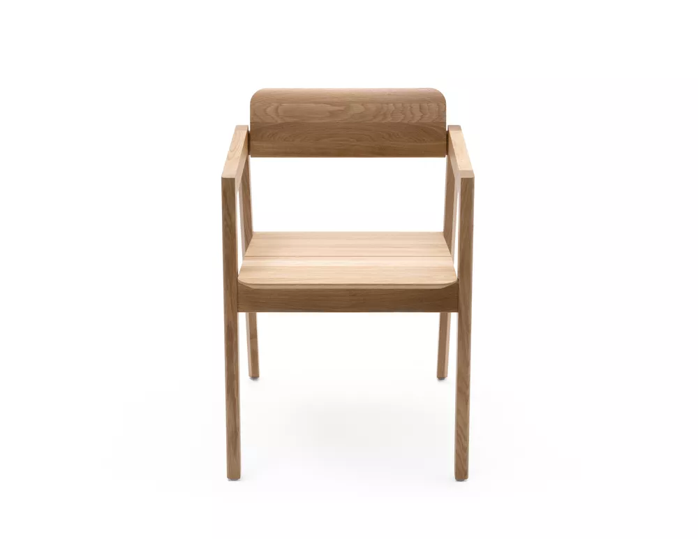 Knekk chair in oak with armrest from Fora Form