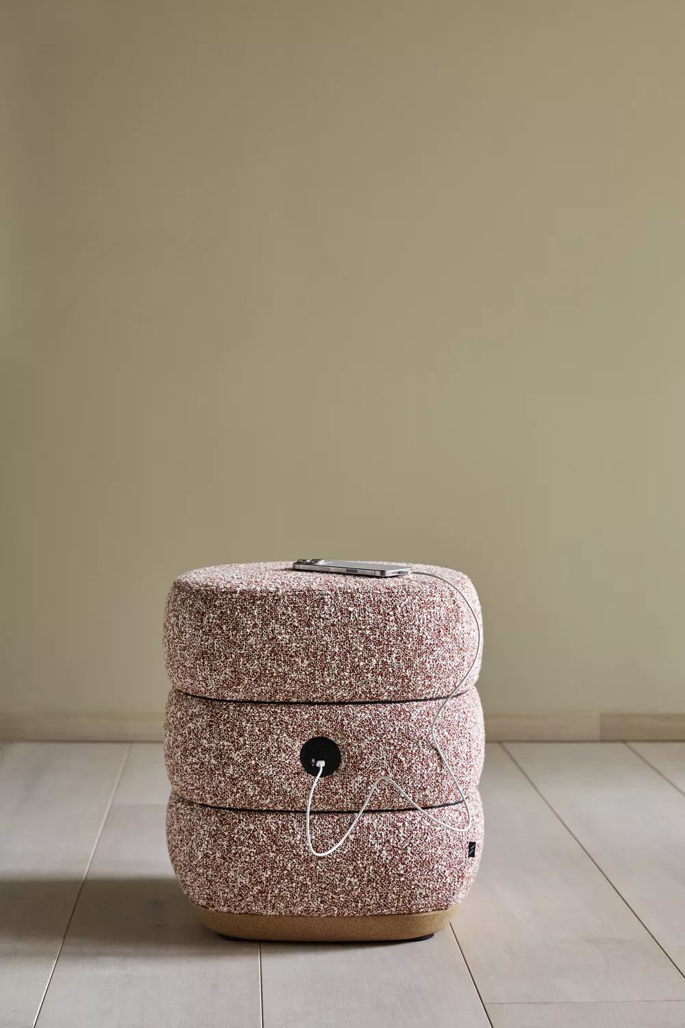 ODD plus ottoman charging a phone photo Inger Marie Grini Fora Form 56 A0664
