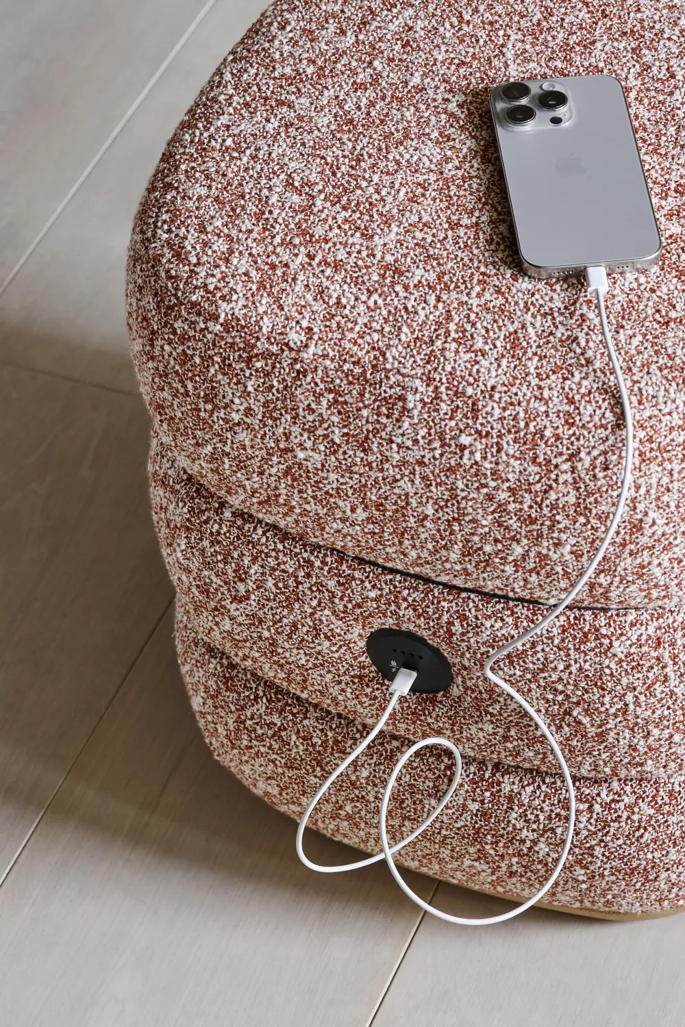 ODD plus ottoman charging a phone photo Inger Marie Grini Fora Form 56 A0680