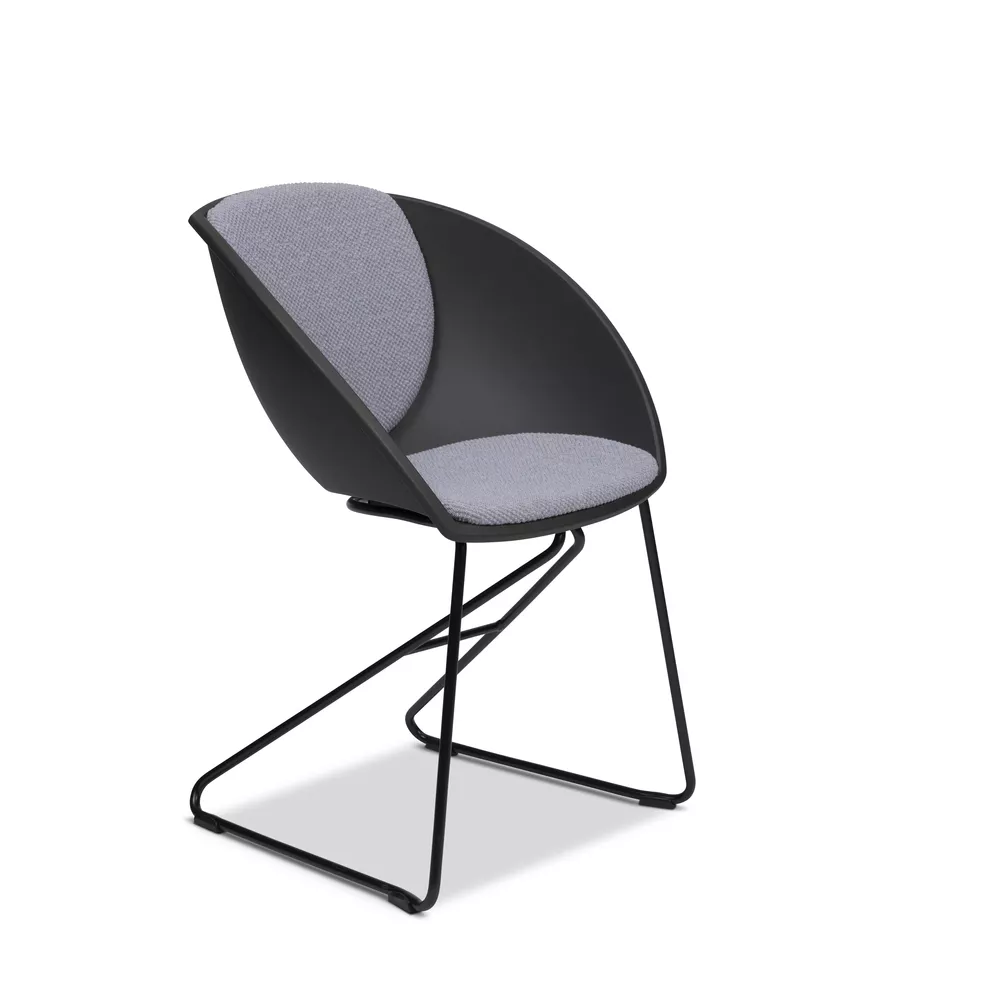 Popcorn stol med rygg og setepute i mørk grå og understell fra Fora Form