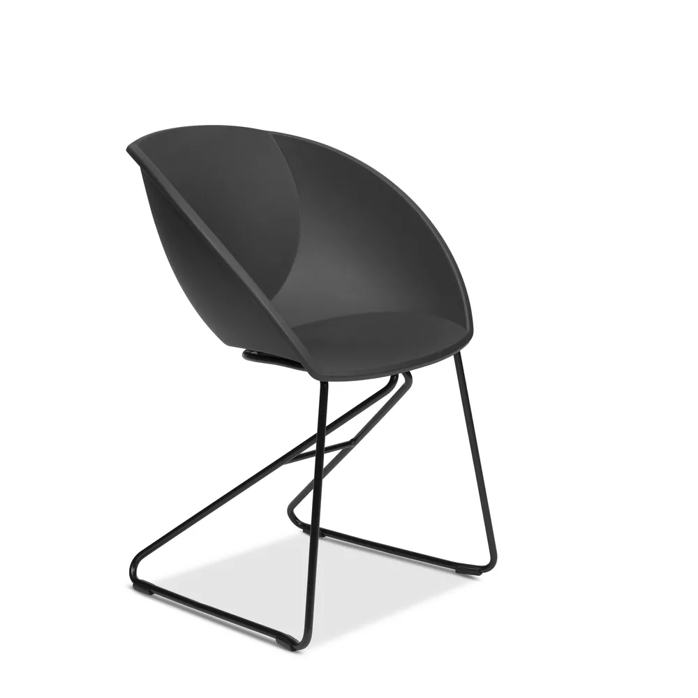 Popcorn stol i mørk grå gjenvunnet plast fra Fora Form