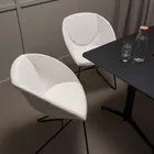 Popcorn stoler sammen med Kvart bord fra Fora Form