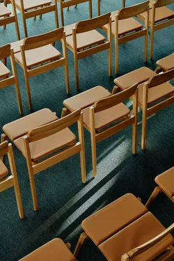 Fora Form Knekk chairs in Elva conference room