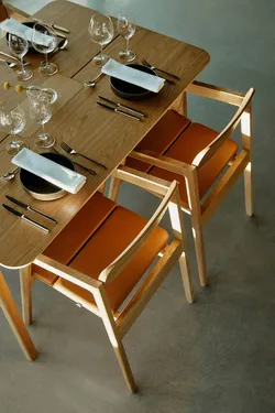 Elva hotell Knekk chairs and table