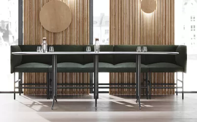 Senso barsofa sammen med et høyt Kvart bord i en restaurant fra Fora Form kopi